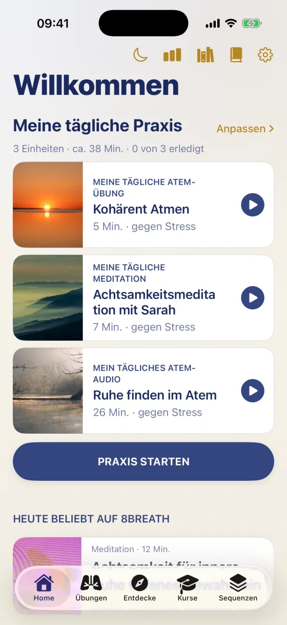 Home-Bildschirm der 8Breath iOS-App mit der Begrüßung „Willkommen“, dem Block „Meine tägliche Praxis“ aus drei Einheiten (Atemübung, Meditation und Atem-Audio), der Schaltfläche „Praxis starten“ und der unteren Navigationsleiste mit Home, Übungen, Entdecke, Kurse und Sequenzen.