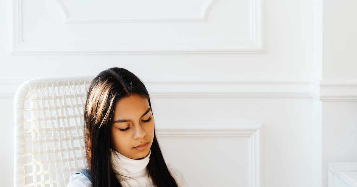 Atemmeditation: den Atem beobachten, nicht steuern Frau sitzt entspannt mit geschlossenen Augen auf einem hellen Stuhl, Sinnbild für Atemmeditation und das reine Beobachten des Atems