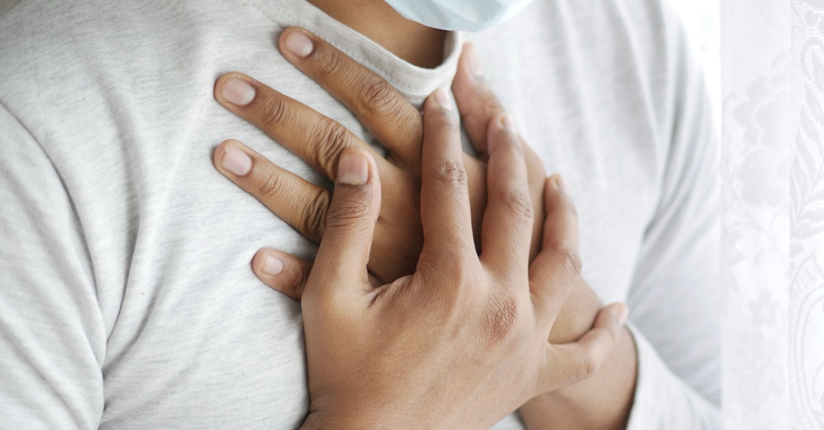 Mann legt sich beruhigend eine Hand auf die Brust, Sinnbild für die Enge beim Hyperventilieren