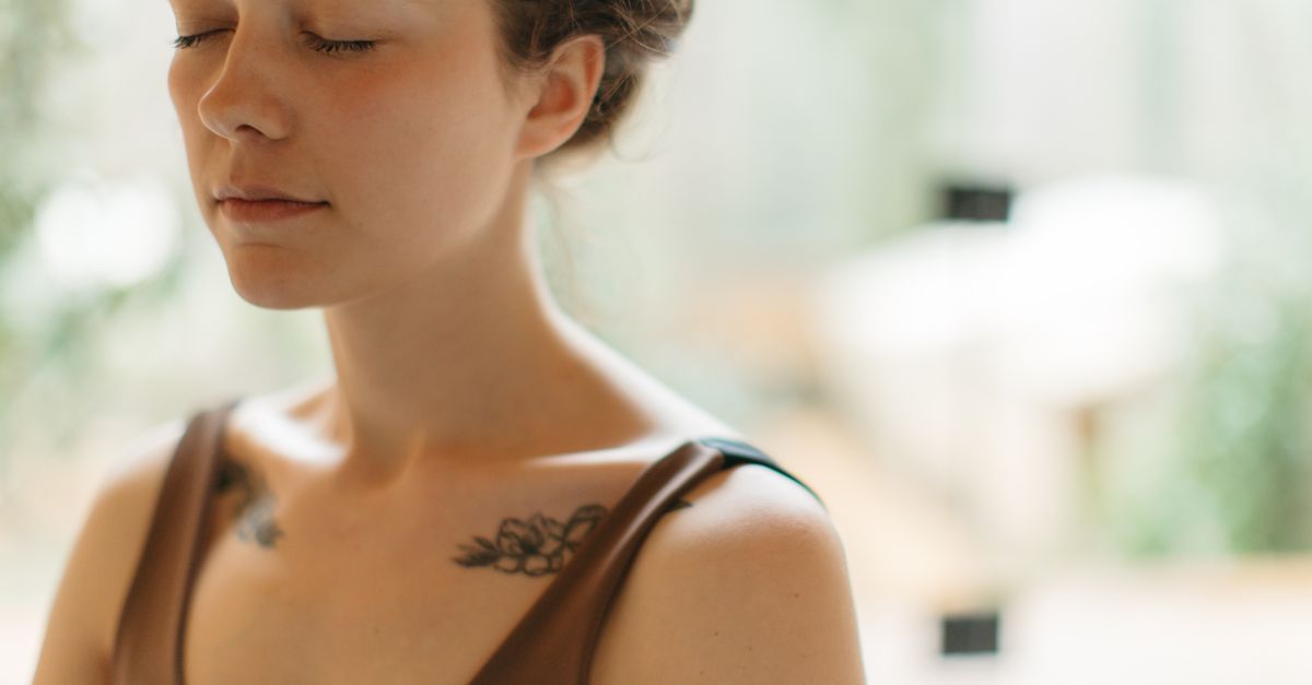 Frau mit geschlossenen Augen und ruhigem Gesichtsausdruck bei einer Meditation gegen Angst