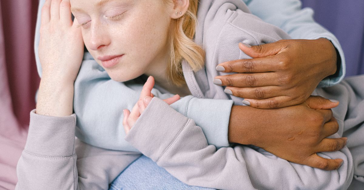 Zwei Menschen umarmen sich warmherzig, Sinnbild für den sicheren, ventral-vagalen Zustand des Nervensystems