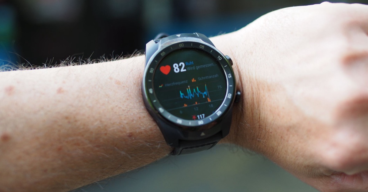 Resonanzatmung: die eigene Resonanzfrequenz messen Nahaufnahme einer Smartwatch mit Herzfrequenzanzeige am Handgelenk, Sinnbild für das Messen der eigenen Resonanzfrequenz bei der Resonanzatmung